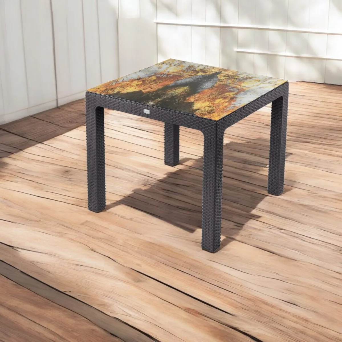 Rattan asztal színes üveg 90x90cm barna